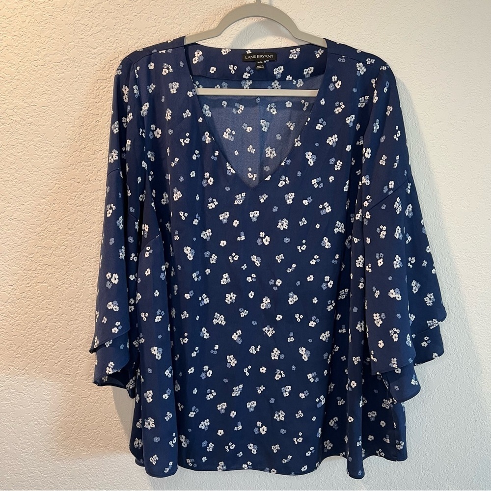 Women’s Lne Bryant blue floral belle sleeve blouse size 14/16